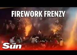 Enlace a Encienden fuegos artificiales dentro de una sala de cine en la India