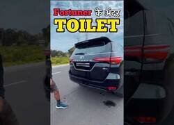 Enlace a Instalando un baño dentro de un coche