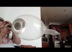 Enlace a Tocando la música de Super Mario con una trompeta con un preservativo puesto