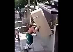 Enlace a Yendo en bicicleta con una nevera a hombros