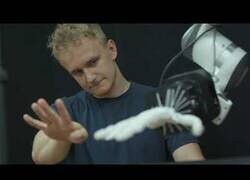 Enlace a Construyendo una mano robótica articulada