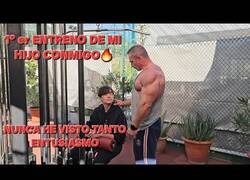Enlace a Padre culturista lleva a su hijo a su primer entreno