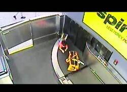 Enlace a Un niño se cuela en el sistema de facturación de maletas de un aeropuerto