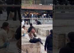 Enlace a Captan en Valencia a una mujer paseando a un hombre como si fuera un perro