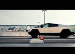 Enlace a Un Tesla Cybertruck le gana una carrera a un Porsche 911