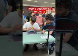 Enlace a El record mundial de resolver un cubo de rubik