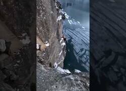 Enlace a Record mundial de salto en aguas heladas en Noruega: 40,5 metros