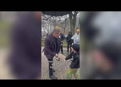 Enlace a Niño de 9 años recita el mítico discurso junto a Sylvester Stallone frente a la estatua de Rocky