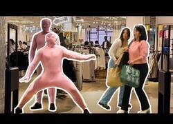 Enlace a Didac Ribot se hace pasar por un maniquí en una tienda de ropa
