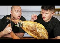 Enlace a Americanos prueban un Jamón Ibérico de 1.500$