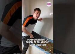 Enlace a Youtuber francés la lía llenando su baño de bolas de gel