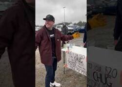 Enlace a Este hombre se juega 100$ a que se bebe una cerveza más rápido que tú