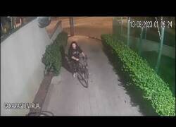 Enlace a No intentes robarle las bicicletas al Samurai brasileño