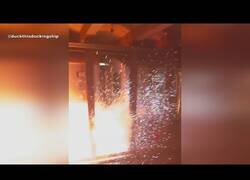 Enlace a Metro de Nueva York pasa por encima de una bicicleta