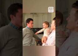 Enlace a Bebé reacciona por primera vez al hermano gemelo de su padre