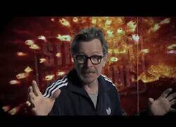 Enlace a Gary Oldman practica lucha libre contra desconocidos