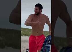 Enlace a Atrapando gaviotas en la playa