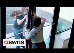 Enlace a Encierra a empleados dentro de su scape room y les deja una pista para poder salir