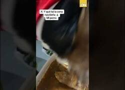 Enlace a Perro se come la cena de Navidad de una familia