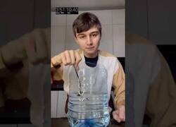 Enlace a Bebiendo 5 litros de agua con un tenedor