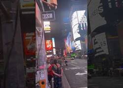 Enlace a Motorista con un microondas en la cabeza visto en Nueva York