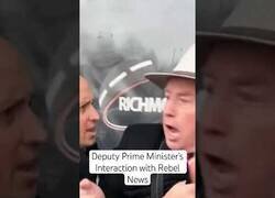 Enlace a Ministra de Canada manda arrestar a un periodista que la estaba interrogando