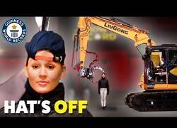 Enlace a El récord de quitar gorras con maquinaria pesada