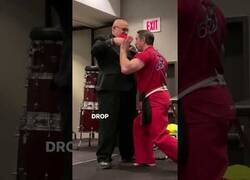 Enlace a Cómo defenderse si te apuntan con dos pistolas