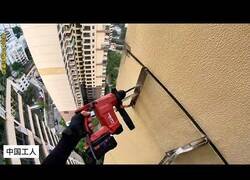 Enlace a Así instalan un aire acondicionado en un edificio de pisos en China