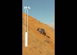 Enlace a Carlos Sainz intenta superar una duna imposible