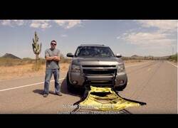 Enlace a El curioso mecanismo de coches de policía para atrapar fugitivos