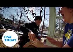 Enlace a Policía detiene a un repartidor de comida y entrega el pedido pendiente