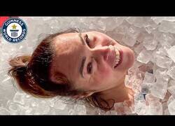 Enlace a Nadie estuvo tanto tiempo con todo el cuerpo en contacto con el hielo