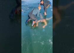 Enlace a Un hombre bucea bajo un lago helado... ¡y no encuentra la salida!