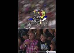 Enlace a Padres reaccionan al salto extremo de motocross de su hijo