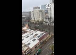 Enlace a Graban a un Tesla conduciendo por la calles inundadas de San Diego