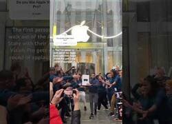 Enlace a Así recibieron a la primera persona que compró las nueva gafas de Apple