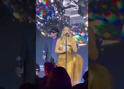 Enlace a Stevie Wonder sujeta el micro al aire pensando que estaba Mariah Carey
