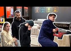 Enlace a Didac Ribot se hace pasar por técnico y taladra una pared para poner un enchufe