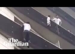 Enlace a El tipo que escaló cuatro pisos para salvar a un niño