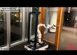 Enlace a Sueltan un robot en un campus universitario y es capaz de abrir todas las puertas