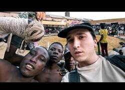 Enlace a Así es el boxeo underground de África