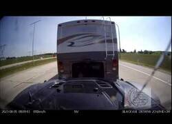 Enlace a Un Jeep se desprende de la caravana que lo remolcaba y comienza su propia aventura