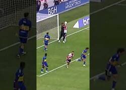 Enlace a ¿Qué pasó en esta jugada fantasma en el SuperClásico argentino?
