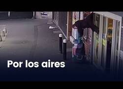 Enlace a Señora se queda colgando al engancharse con la persiana de una tienda