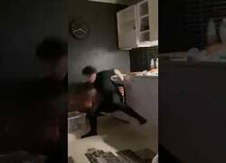 Enlace a Sacando una pizza del horno y casi muriendo en el intento