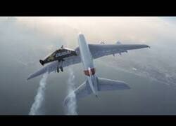 Enlace a Volando en Jetsuit junto a un avión