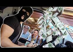 Enlace a Didac Ribot se hace pasar por ladrón que da dinero a la gente