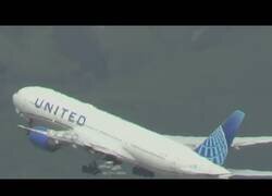 Enlace a Avión pierde una rueda en el momento de despegar