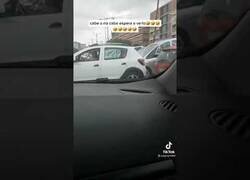 Enlace a Cuando el coche no cabe pero intentas meterlo igual